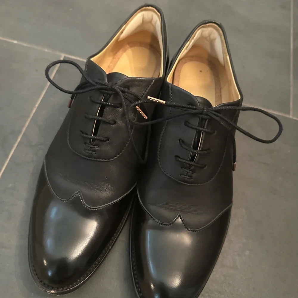 Elegant Black Leather Women's Loafers - Picture 1 of 3
